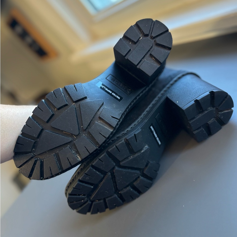 Vince. Heeled Suede Chelsea Boot- 6 - Picture 8 of 10